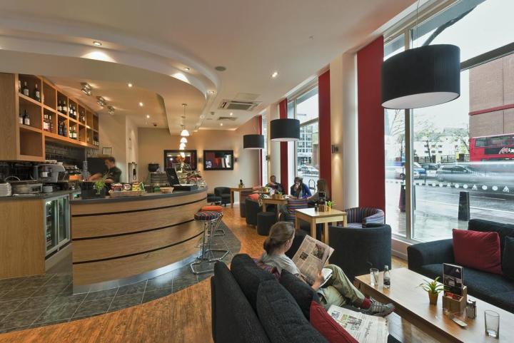 St-Pancras-London-guests-cafe