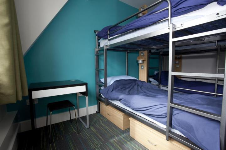 St-Pauls-London-England-dorm-bunk-beds-blue